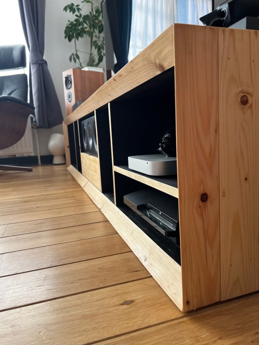 Meuble TV en sapin de récupération