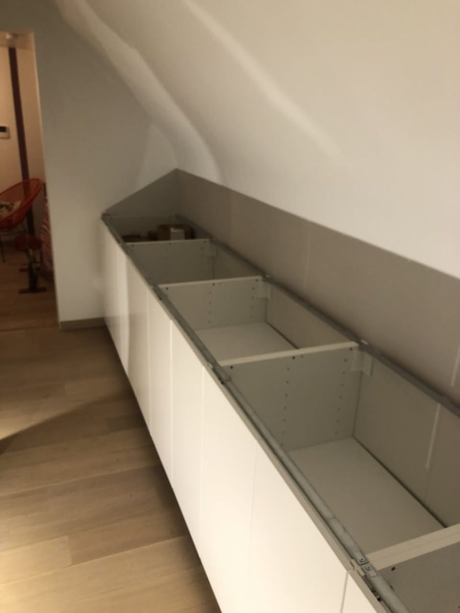 Rangements dans un couloir mansardé